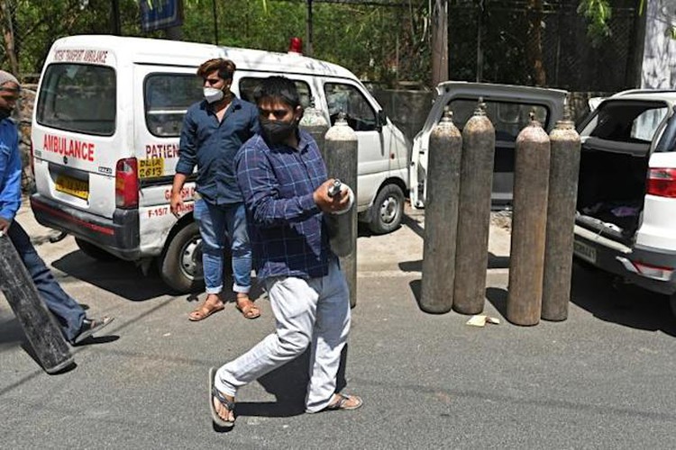 New Delhi extends coronavirus lockdown as India cases hit new record