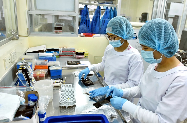 Vietnamese employee at quarantine hotel positive for coronavirus following direct contact with Indian patients