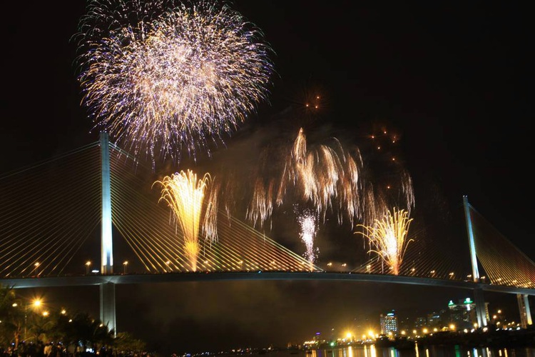 Da Nang, Quang Ninh follow Ho Chi Minh City to scrap Reunification Day pyrotechnic shows