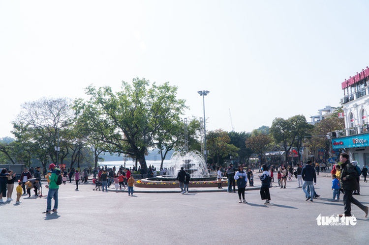 Hanoi closes pedestrian streets, festivals for fear of COVID-19 spread