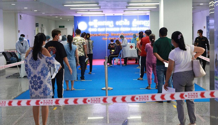 Vietnamese doctors in Cambodia go all out to fight local COVID-19 outbreak