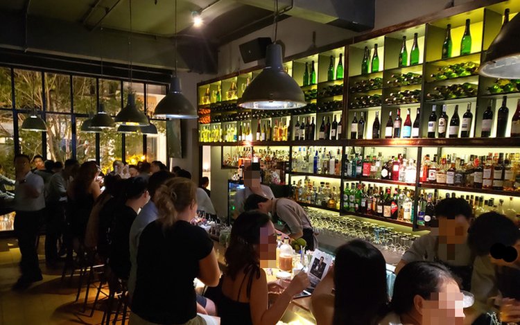 Ho Chi Minh City shutters bars, discos, karaoke following detection of local COVID-19 infection