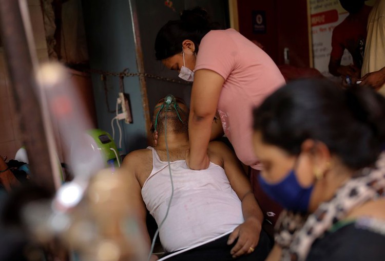 India's daily COVID-19 cases pass 400,000 for first time as second wave worsens
