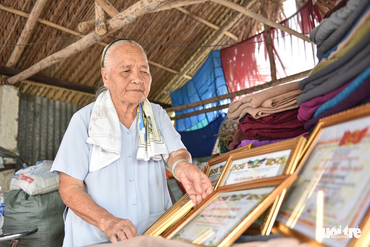 Heart-warming blankets sewn by Vietnamese Grandma Tu