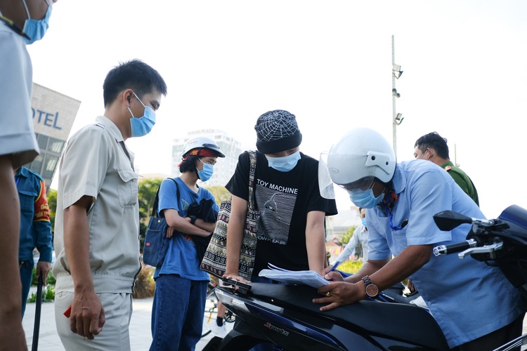 Da Nang fines maskless people