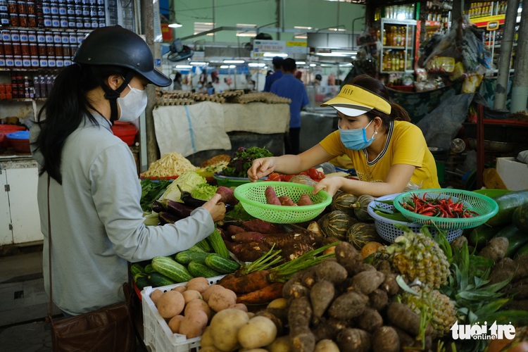 Vietnam’s Da Nang closes market, suspends dine-in services to grapple with COVID-19