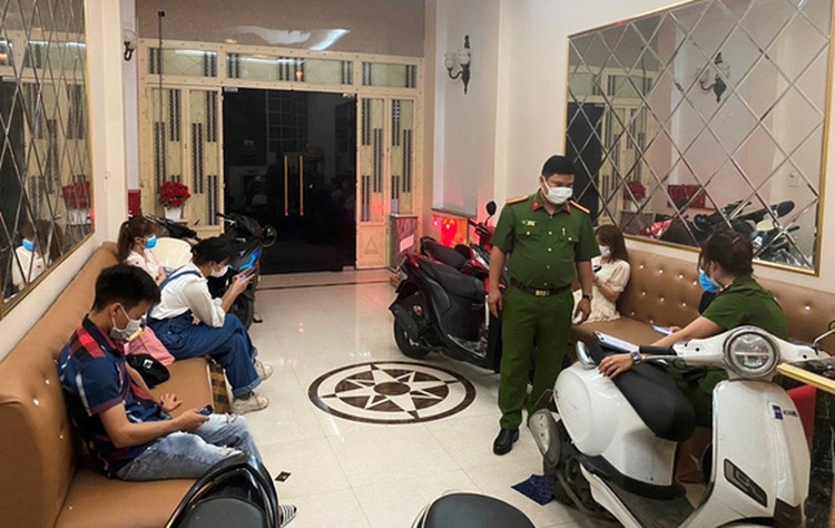 Vietnamese karaoke bar caught servicing foreigners despite commitment to suspension over COVID-19