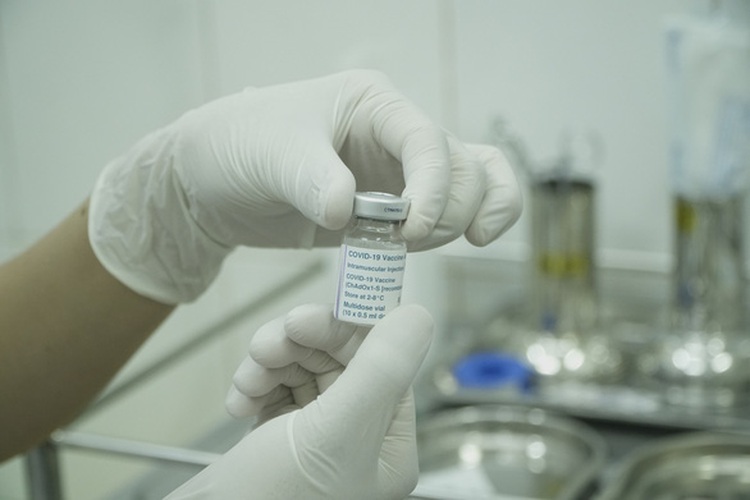 Nurse put on ventilator post-coronavirus vaccination in Vietnam