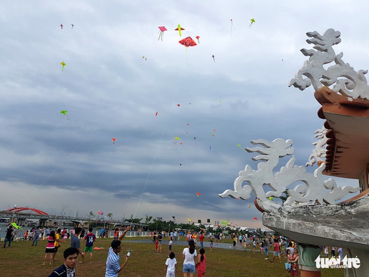 Vietnamese aviation watchdog wants to tackle laser lights, kite-flying near airports