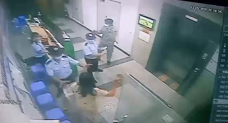 Woman fined for not wearing face mask while using apartment elevator in Ho Chi Minh City