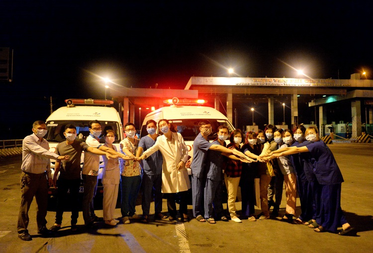 Health workers, police, military work 24/7 at Ho Chi Minh City’s COVID-19 checkpoints
