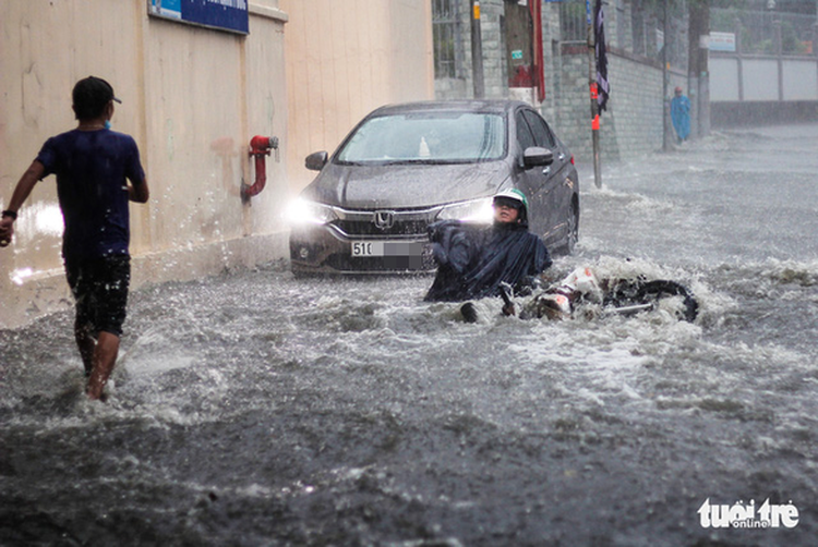 Downpour inundates Thu Duc City
