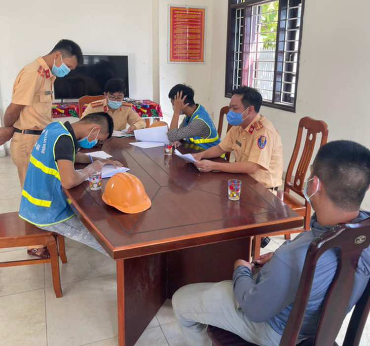 Young man fined, gets driver’s license revoked for driving blindfolded in Vietnam