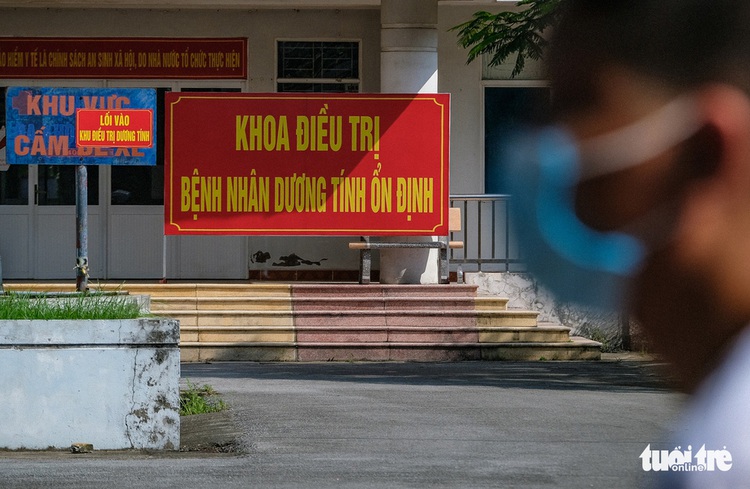 Patients cast votes for legislators, councilors from Vietnam's COVID-19 quarantine ward