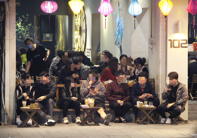 Hanoi closes restaurants, barbershops as local COVID-19 cases spike