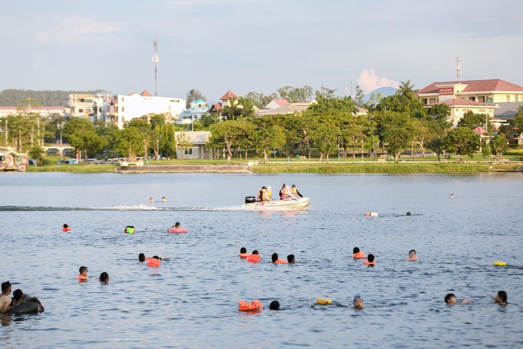 Residents flock to local river despite COVID-19 in central Vietnam