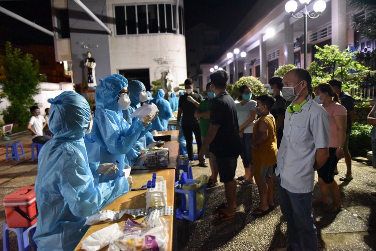 Ho Chi Minh City takes samples from 50,000 residents overnight for coronavirus testing