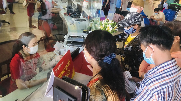 People rush to leave Ho Chi Minh City prior to social distancing period