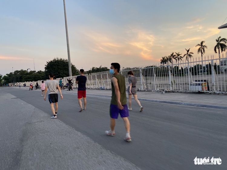 Hanoi apartment residents gather in public places despite travel restriction order