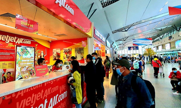 Airlines slash fares as passenger numbers plunge amid COVID-19 spread in Vietnam