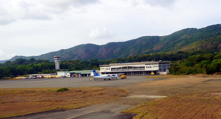 Vietnamese province proposes Con Dao-bound flight suspension in light of COVID-19 outbreaks