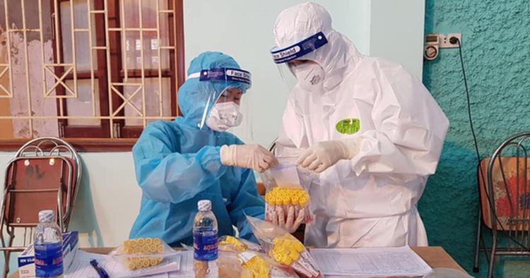 Hanoi vegetable seller tests positive for COVID-19 following health check at hospital