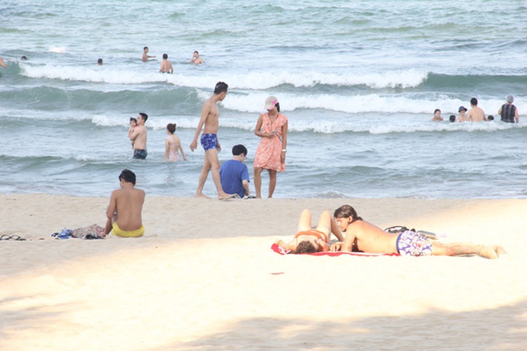 Vietnam's Da Nang eyes reopening of sit-in dining, barbershops, beaches