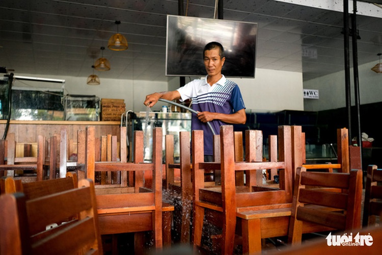Restaurants, cafés in Da Nang resume sit-down service