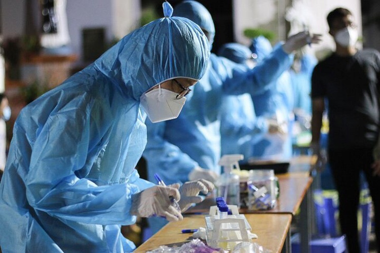 Teacher, students quarantined after eighth grader tests positive for COVID-19 in Ho Chi Minh City