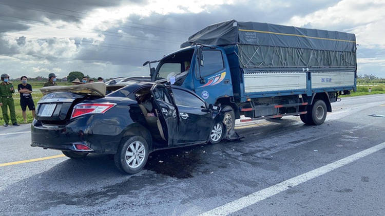 Head-on collision between truck and sedan kills three in Vietnam