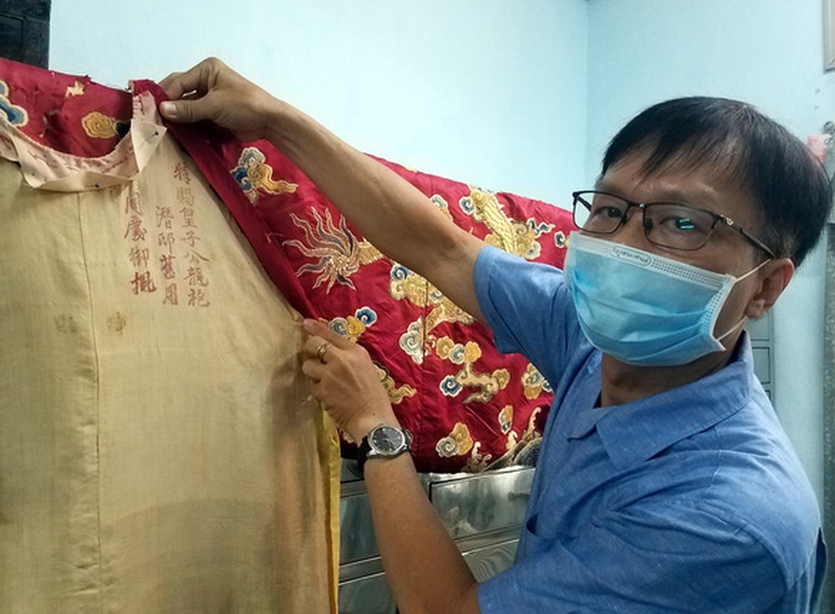 Untold stories of two imperial mantles of Vietnam's Nguyen Dynasty