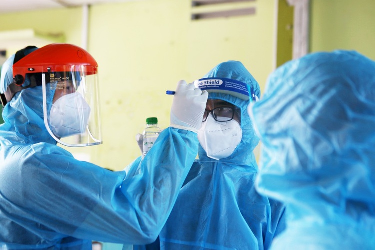 Health worker in charge of collecting samples tests positive for coronavirus in Ho Chi Minh City