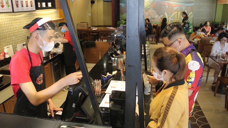 Da Nang reintroduces beach closure, dine-in ban as new COVID-19 cases emerge