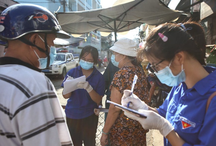 Defying COVID-19 ban, makeshift markets in Ho Chi Minh City stay open, crowded