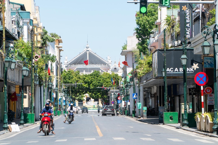 People struggle as temperatures rise over 50 degrees Celsius in Hanoi