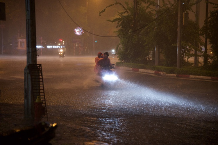 Evening downpour soothes heat, brings floods to Hanoi streets