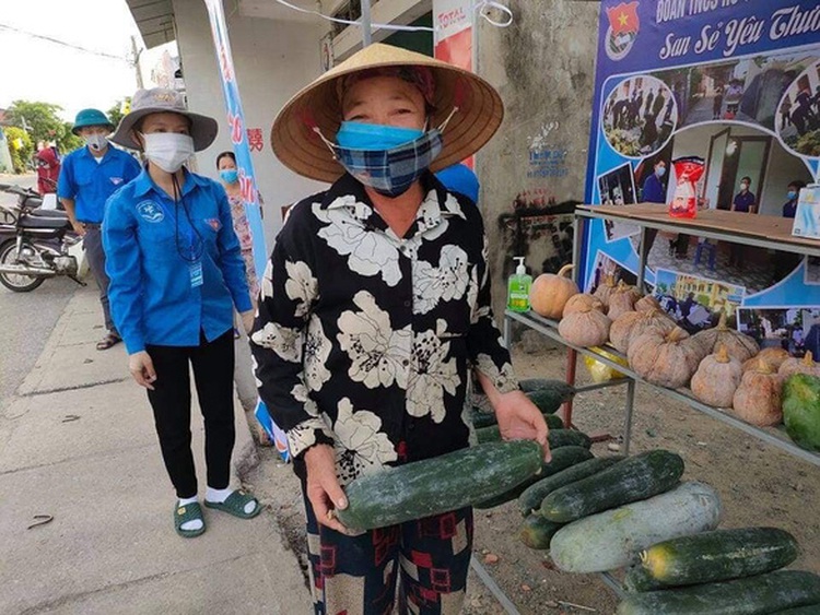In Vietnam, no-cost grocery store supports neighbors during coronavirus restrictions