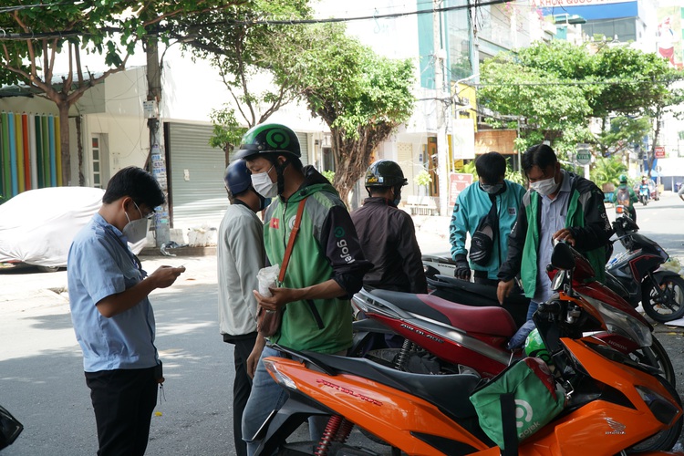 Delivery workers warned for gathering in public in Ho Chi Minh City