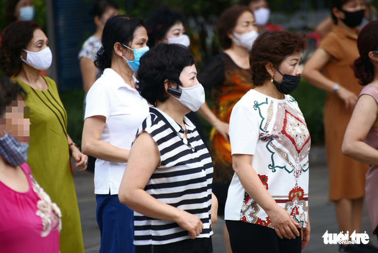 Hanoi people enjoy park visit as COVID-19 restrictions further relaxed