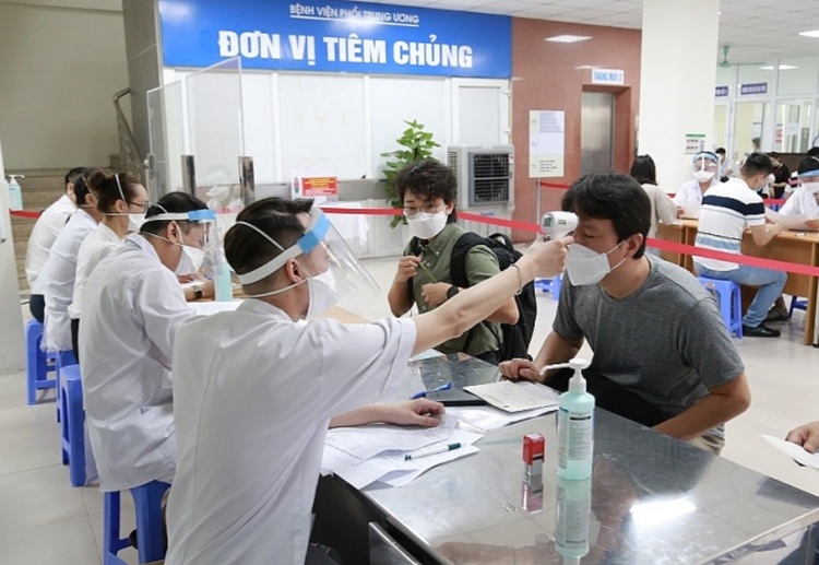 Foreign reporters, press assistants in Vietnam get COVID-19 vaccination
