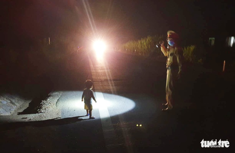 Traffic police help take lost toddler home in north-central Vietnam