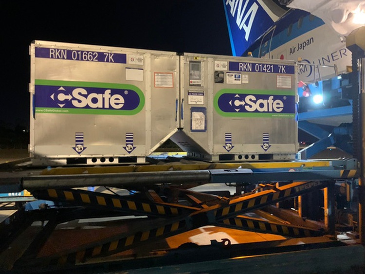 400,000 additional AstraZeneca vaccine doses arrive in Vietnam from Japan