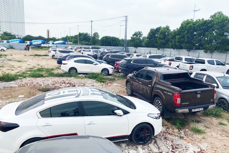 Hanoi police break up stolen car trading racket