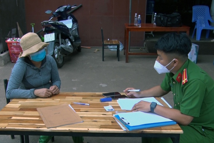 Two women fined for insulting officers at COVID-19 checkpoints in southern Vietnam