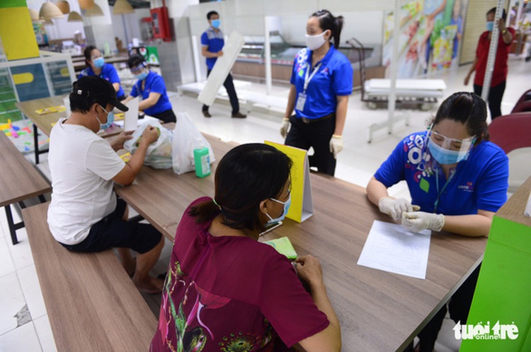 Supermarket chain Co.opmart tries out curbside pickup service in Ho Chi Minh City