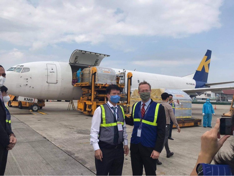 First batch of Pfizer/BioNTech COVID-19 vaccine arrives in Hanoi