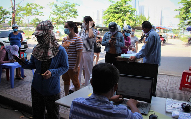 Ho Chi Minh City’s Thu Duc City restricts market visits with QR codes, passes