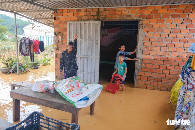River water rises over torrential rains, floods gardens in Vietnam’s Central Highlands