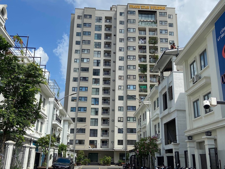 Hanoi locks down apartment building over two new COVID-19 cases