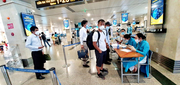 Ho Chi Minh City airport provides COVID-19 testing service